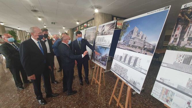 El presidente de la Junta, con los arquitectos del anteproyecto y el alcalde.