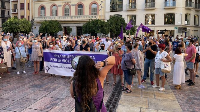 Un centenar de personas se concentran en Málaga contra los asesinatos machistas.
