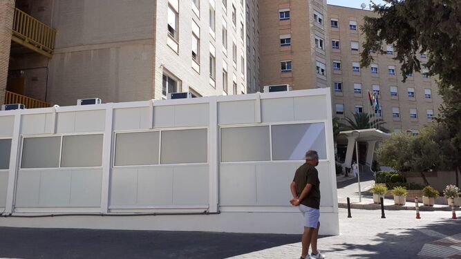 El Hospital Regional de Málaga habilita un módulo externo como sala de espera de Urgencias