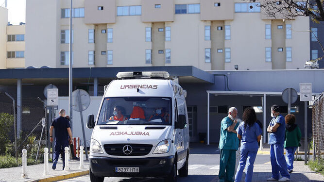 Una ambulancia en el Hospital Clínico de Málaga.