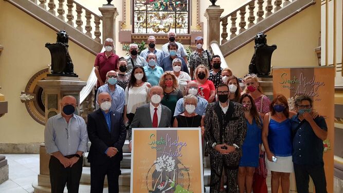 El alcalde de Málaga y la concejala de Fiestas, con artistas y miembros de las peñas