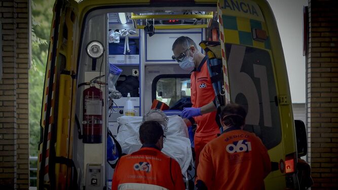 Un paciente llega en ambulancia al hospital