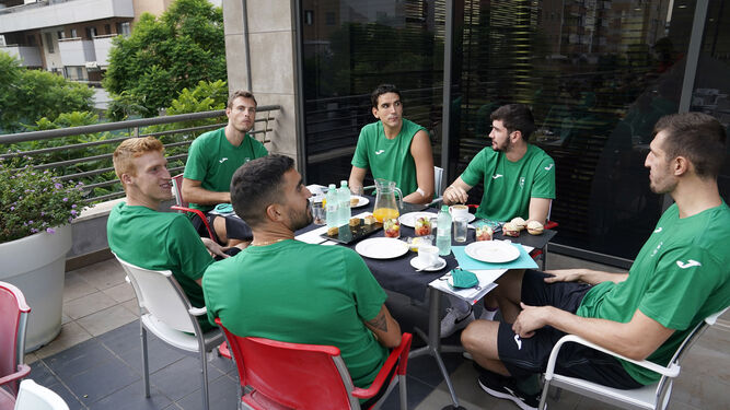 Varios jugadores del Unicaja en el desayuno en el Hospital QuirónSalud Málaga.