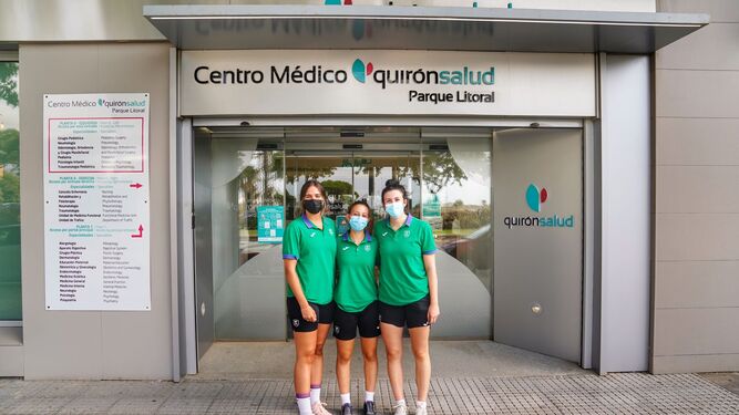Sofía Arcos, Marta Ortega y María Torreblanca, en la puerta del Hospital QuironSalud.