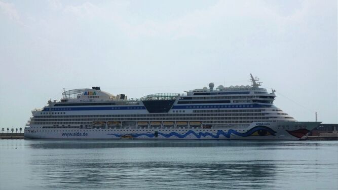 El buque de crucero ‘AIDAstella’ atracado ayer en el puerto.