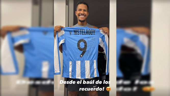 Salomón Rondón luce una camiseta del Málaga firmada por Van Nistelrooy