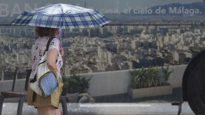 Una mujer con paraguas en Málaga.