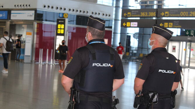 Dos agentes de la Policía Nacional en el aeropuerto de Málaga.