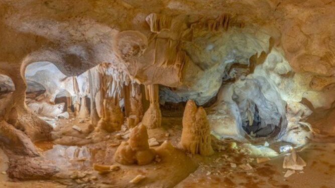 El interior de la cueva de La Araña.