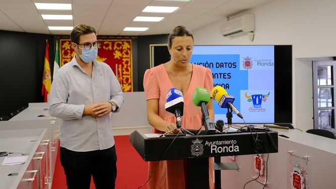 La alcaldesa de Ronda durante una rueda de prensa celebrada este martes.