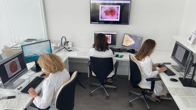 Dermatólogas del Macarena resolviendo consultas de atención primaria por vía telemática.