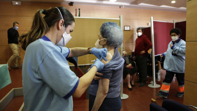 Fotografía del inicio de la vacunación contra el Covid en Sevilla.
