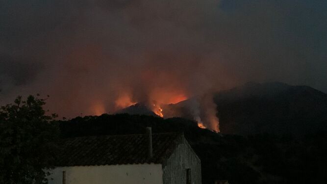 Vista del incendio, ya de noche, desde Genalguacil.