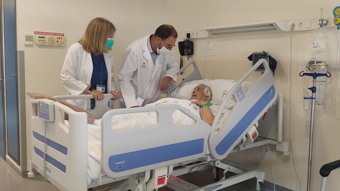 El delegado de Salud, Carlos Bautista y la responsable de Políticas Sociales, Lola Fernández, visitan a un afectado.spital de la Serranía.en su visita al