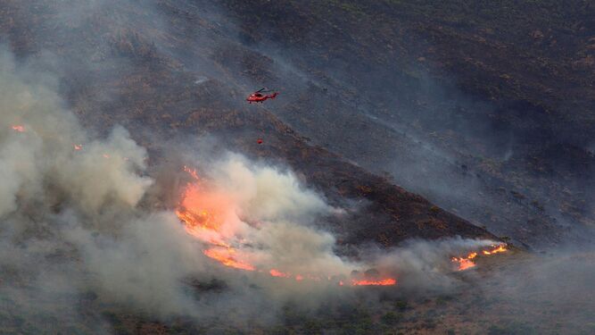 Un helicóptero en las tareas de extinción del fuego en Sierra Bermeja.