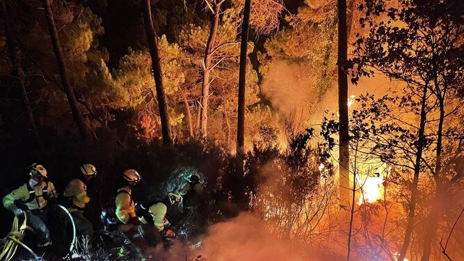 Bomberos forestales durante la primera noche del incendio.