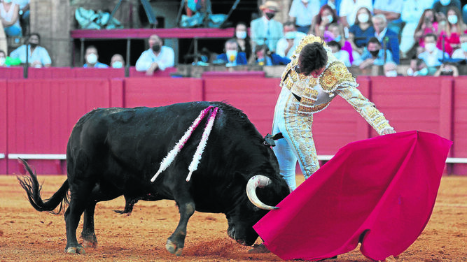 Andrés Roca Rey, despatarrado y llevando muy largo con la mano izquierda a ‘Distante’, toro al que cortó el único trofeo de la tarde.