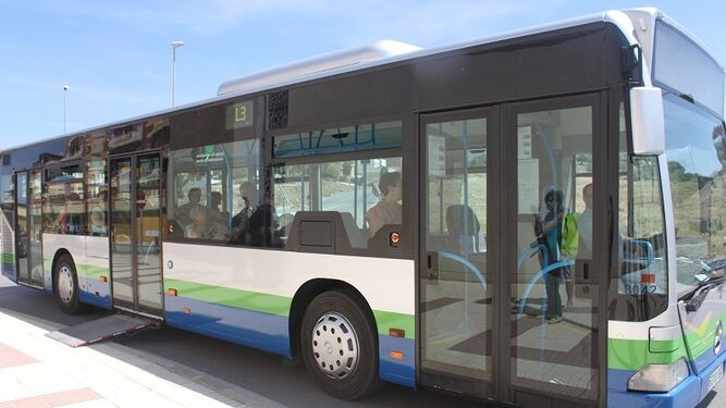Uno de los autobuses del servicio municipal de transportes de Vélez-Málaga.