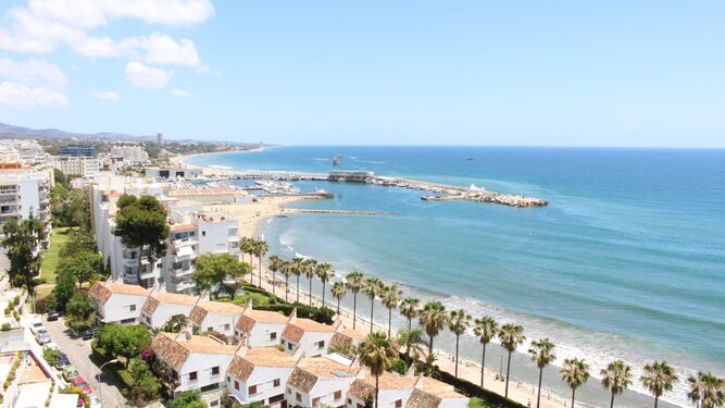 Vista de la playa La Bajadilla, en Marbella.