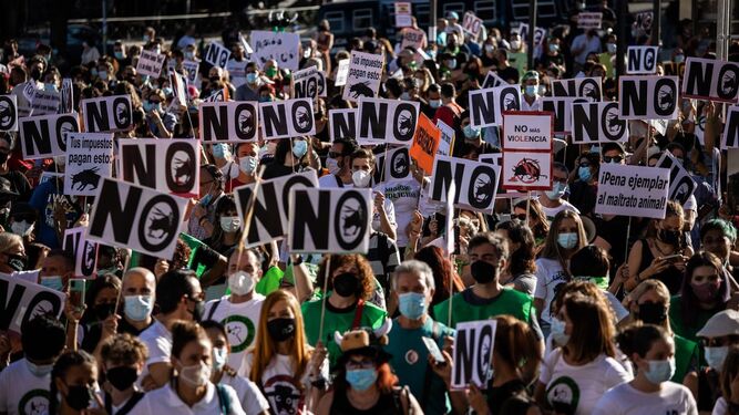 Miles de personas se manifiestan frente a Las Ventas para exigir el fin de la tauromaquia
