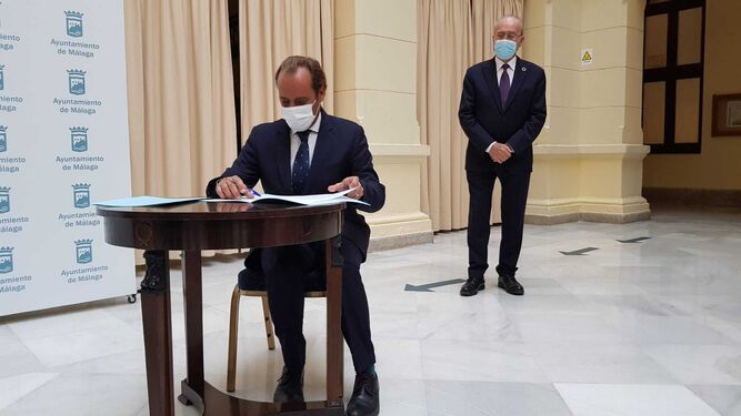 Juan Cassá firma el acuerdo de estabilidad para los próximos dos años