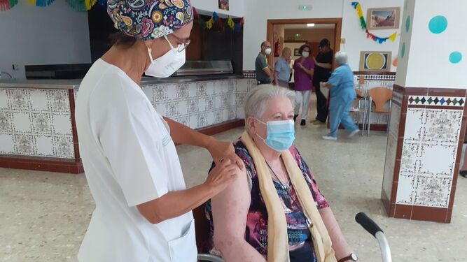 Vacunación de personas mayores en las residencias de Málaga.