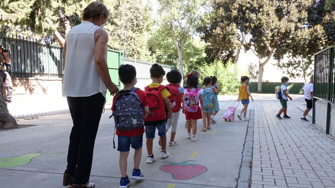 Niños entrando al colegio.