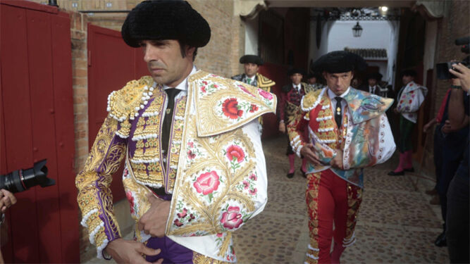 Emilio de Justo inicia el paseíllo en la plaza de toros de la Maestranza.