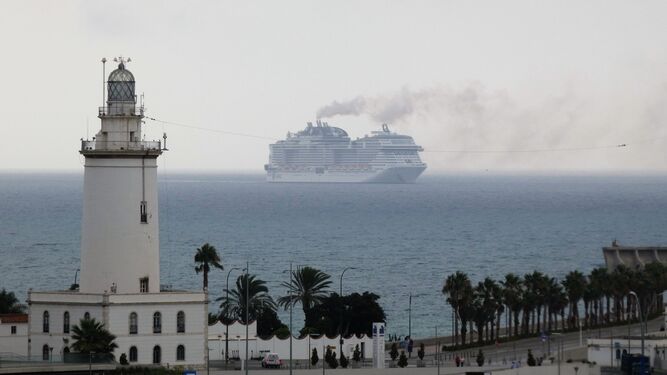 'MSC Virtuosa' llegando al puerto de Málaga, este viernes.