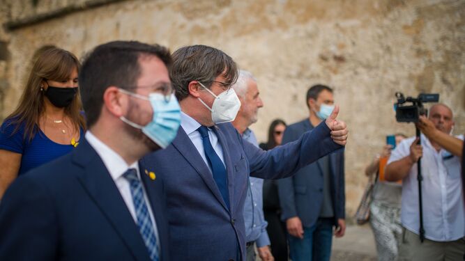 Carles Puigdemont, junto al presidente catalán, Pere Aragonès, y la presidenta del 'Parlament', Laura Borràs, saluda ayer en las calles de Alguer (Cerdeña).