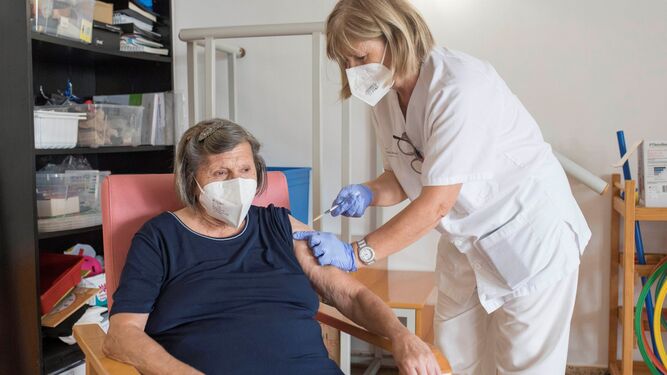 Una mujer que vive en una residencia de mayores se vacuna