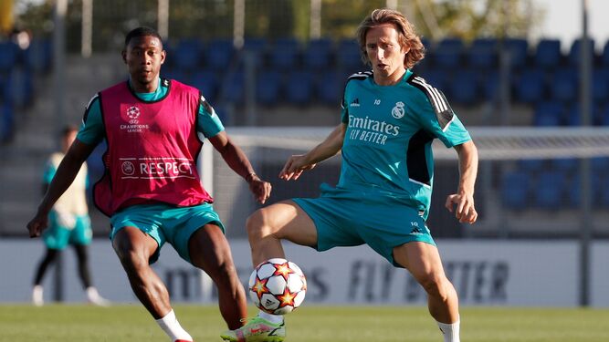 El defensa Alaba y el centrocampista Modric, en la sesión del Real Madrid ayer.