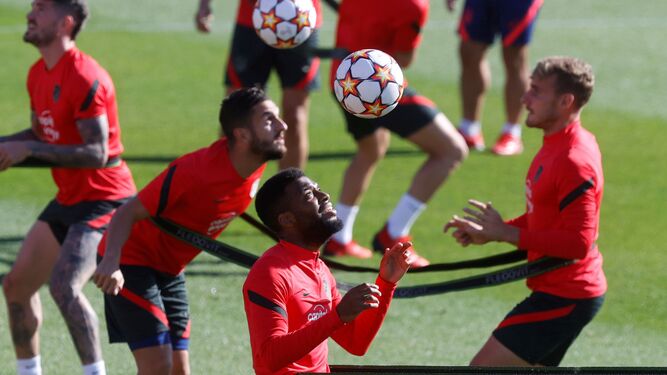 El francés Lemar, ya recuperado, mira la pelota durante el entrenamiento de ayer del Atlético.