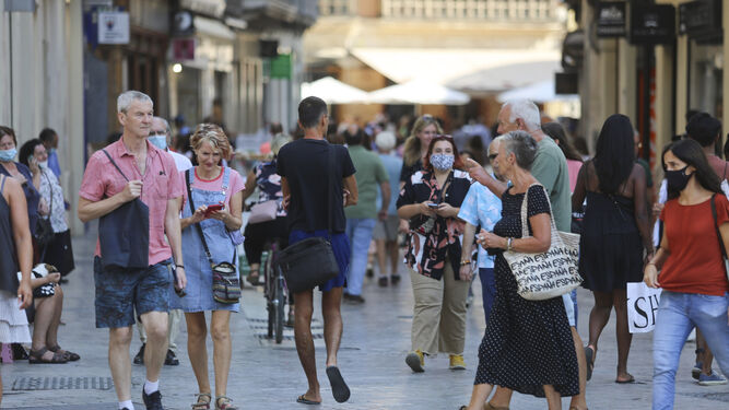 Un grupo de personas paseando por el Centro de Málaga
