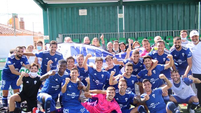 Los jugadores del Marbella FC celebran la victoria en Las Viñas.