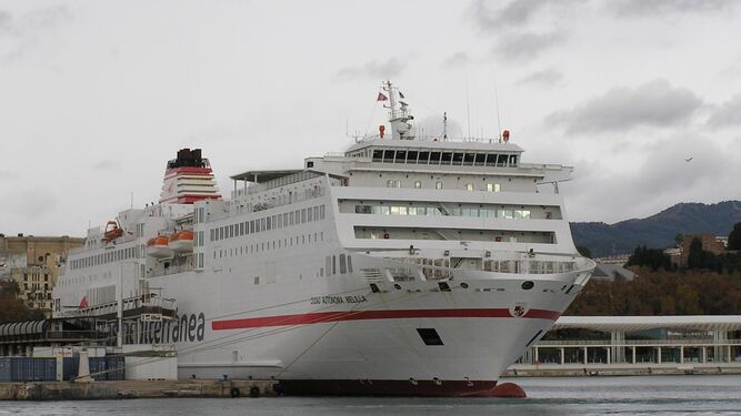 Ferry 'Ciudad Autónoma Melilla' en su habitual atraque en el puerto de Málaga.