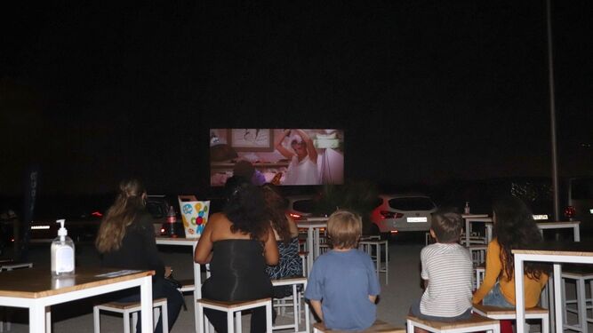 Espectadores en la primera noche del autocine en Málaga, con la proyección de 'Grease'.