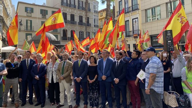 Moltó, Sevilla y Manso junto a simpatizantes en la plaza Félix Sáenz de Málaga este martes.