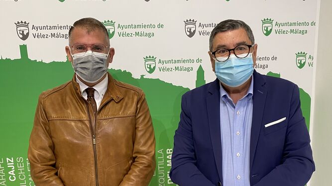 El concejal de Comercio y el alcalde de Vélez-Málaga.