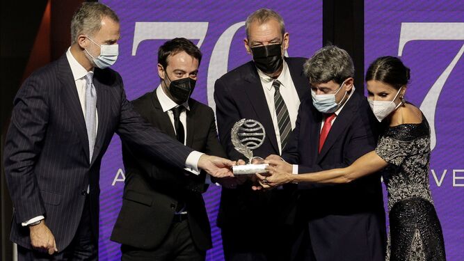 Los Reyes de España entregan el Premio Planeta a los tres escritores que se agrupan bajo el seudónimo de Carmen Mola.
