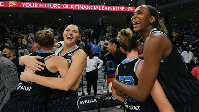 Nodur-Fall (d) se abraza a una de sus compañeras tras la victoria decisiva en las Finales WNBA.