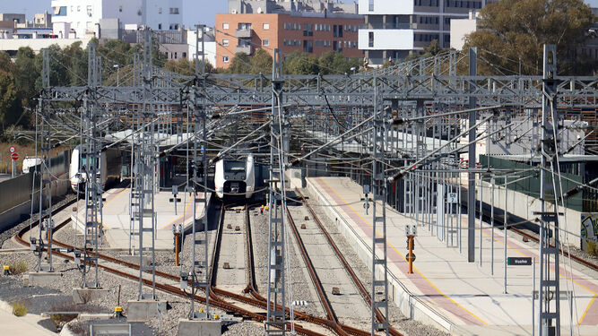 Vías de salida de la estación de Huelva, que siguen esperando la llegada de un tren de alta velocidad aún lejano.