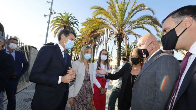 El delegado del Gobierno, Pedro Fernández, junto a Manuela Parralo y Bella Verano ayer en las Cocheras del Puerto de Huelva.