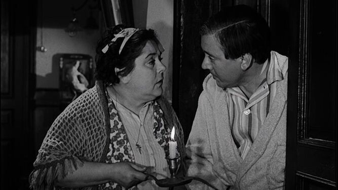 Rafaela Aparicio y Jesús Franco en otra imagen del filme.