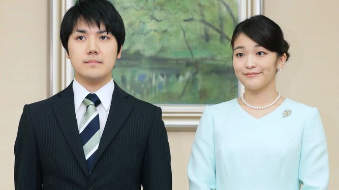 Mako de Japón y Kei Komuro, en el anuncio de su compromiso el año 2018.