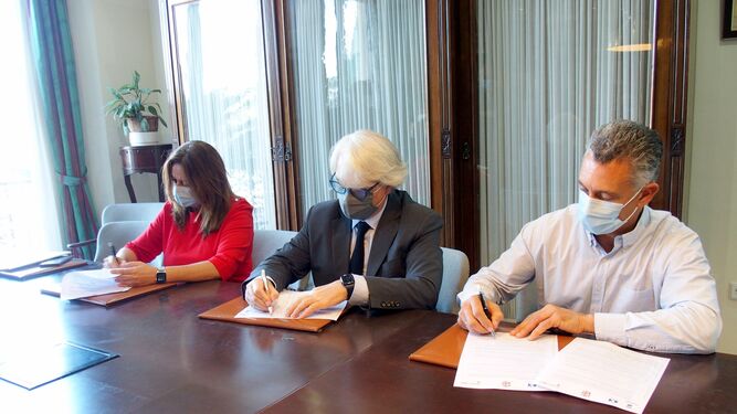 Firma del convenio de colaboración para garantizar la viabilidad del Aula del Mar.