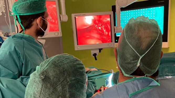 El doctor José Antonio Vargas Lazcano y su equipo durante la intervención en el nuevo Hospital Materno-Infantil Quirónsalud.