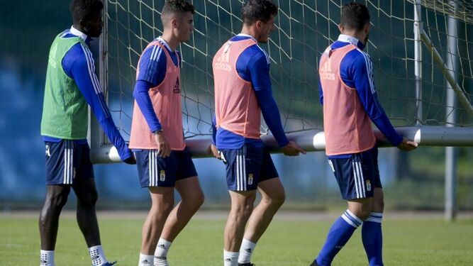 Varios jugadores del Real Oviedo, en el último entrenamiento antes de medirse al Málaga CF.