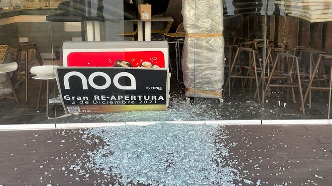 Cristales destrozados del restaurante Noa