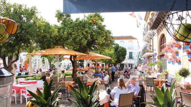 Vista de una terraza en la Plaza de los Naranjos, en Marbella.